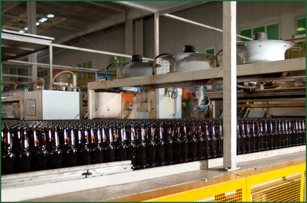 Glass bottle producing machine